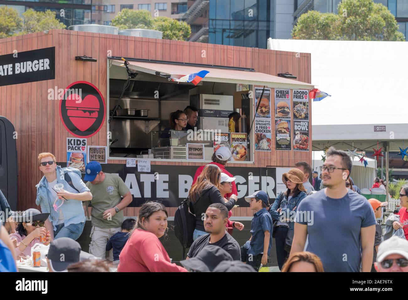 People Shopping e accodamento in weekend cibo bancarelle del mercato a Philippine Pasko Festival di Sydney, Australia Foto Stock