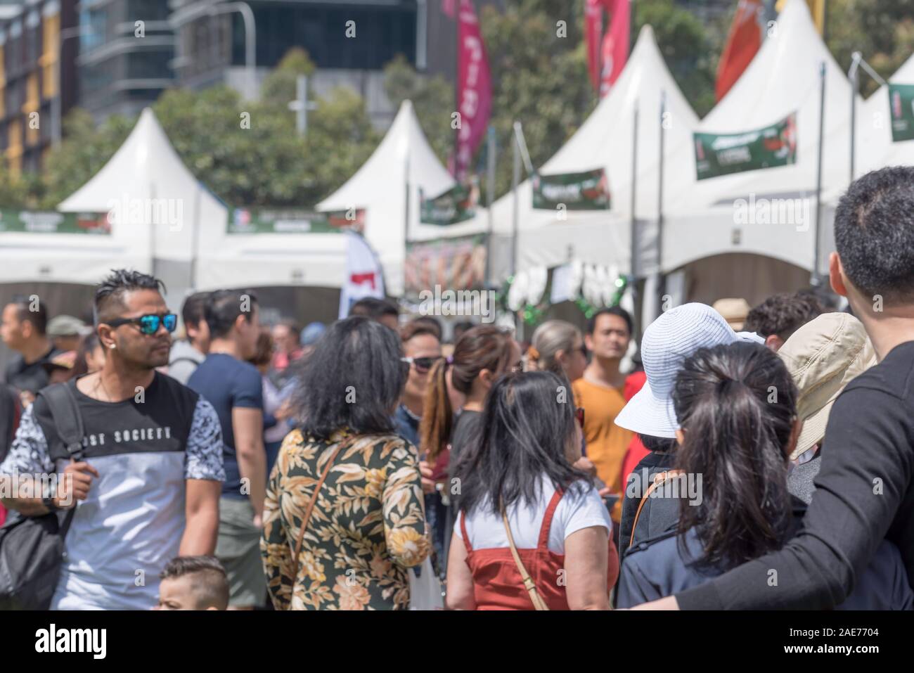 People Shopping e accodamento in weekend cibo bancarelle del mercato a Philippine Pasko Festival di Sydney, Australia Foto Stock