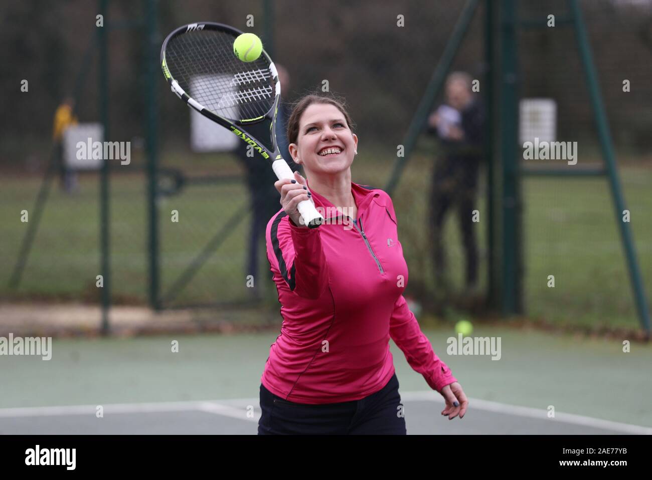 Gruppo del Partito europeo dei liberali democratici Leader Jo Swinson giocando a tennis come ella visite Shinfield Tennis Club, dove si discuterà di politiche volte a promuovere uno stile di vita sano e di affrontare il problema dell'obesità infantile, durante la campagna elettorale del trail. Foto Stock