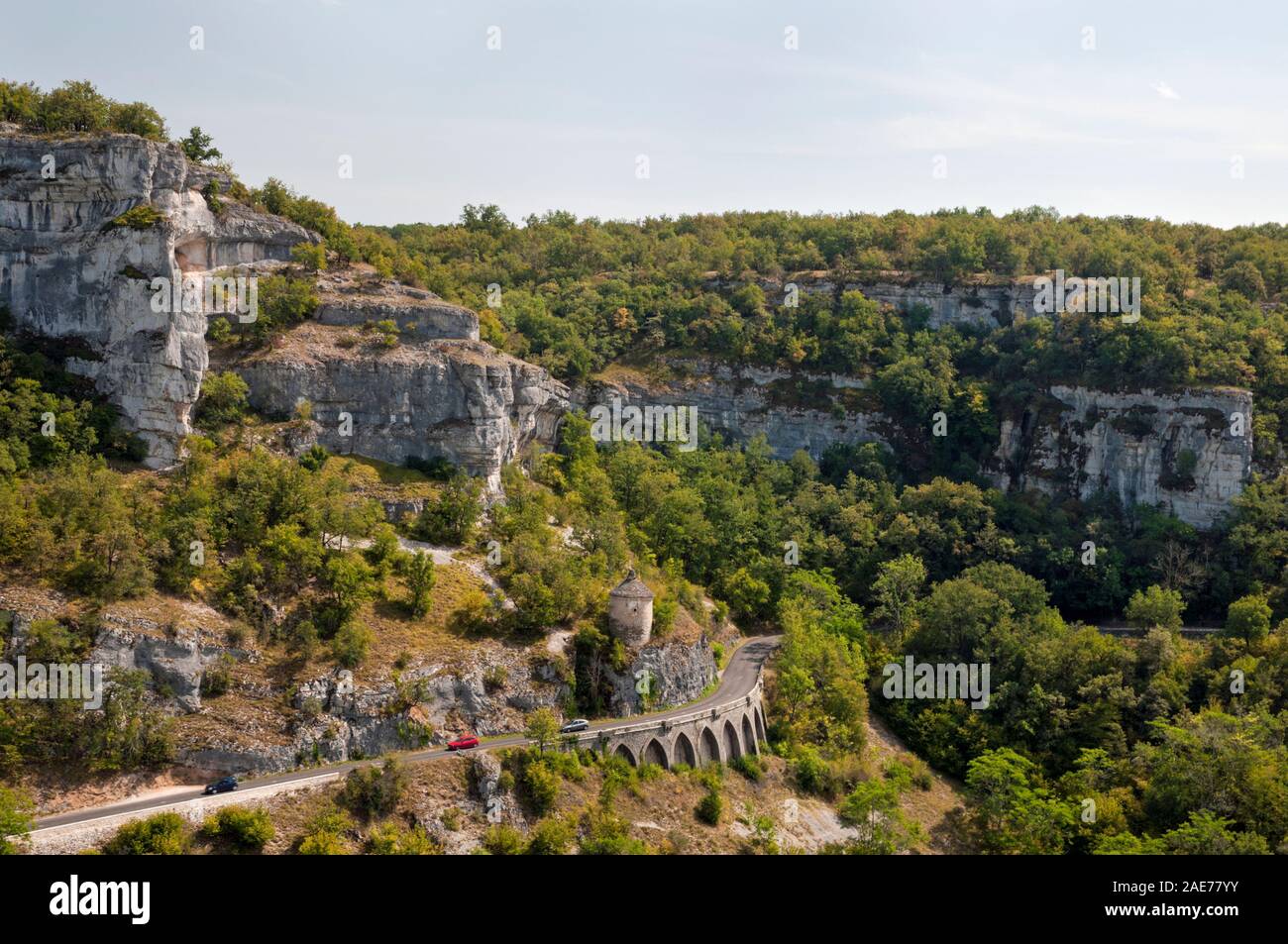 D32 strada panoramica che si affaccia sul canyon Alzou vicino alla città di Rocamadour, Causses du Quercy Parco Naturale Regionale, lotto (46), regione Occitanie, Francia Foto Stock