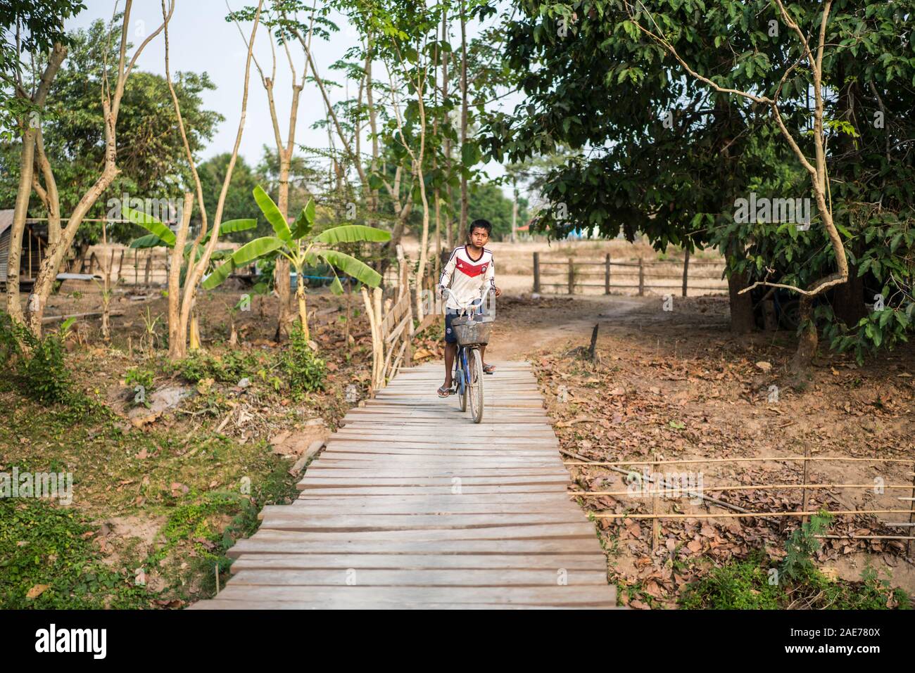 Biker sulla strada, Don det, Laos, Asia Foto Stock