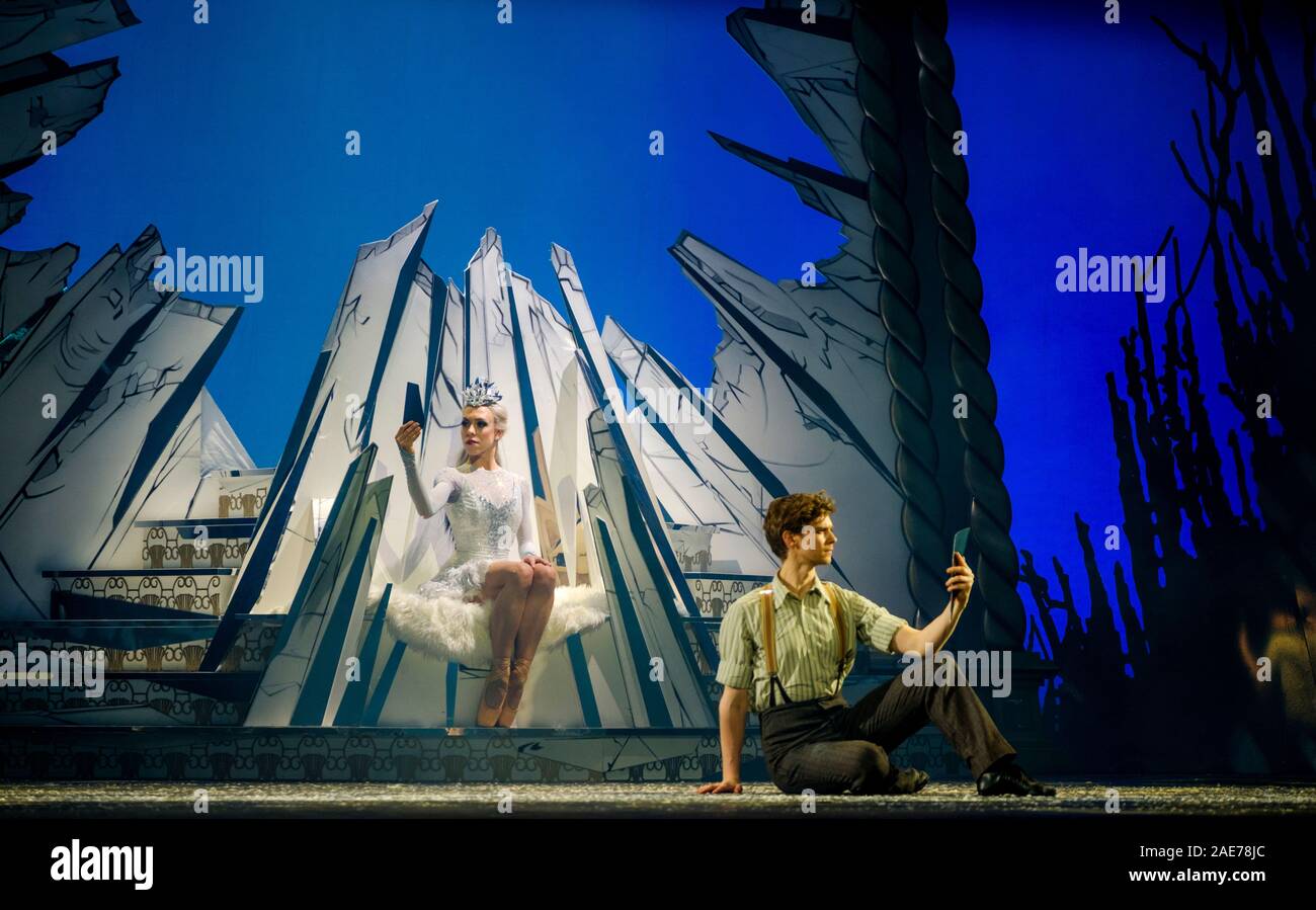 Scottish Ballet il cinquantesimo anniversario proviene da una spettacolare chiudere con la premiere mondiale della regina delle nevi, il Festival Theatre, Edimburgo Foto Stock