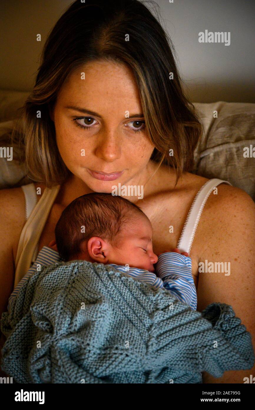 Giovane madre con il suo neonato REGNO UNITO Foto Stock