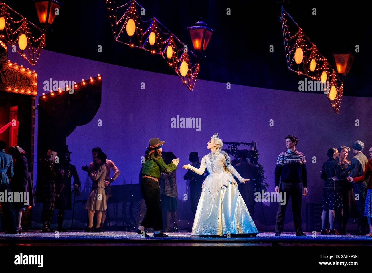 Scottish Ballet il cinquantesimo anniversario proviene da una spettacolare chiudere con la premiere mondiale della regina delle nevi, il Festival Theatre, Edimburgo Foto Stock