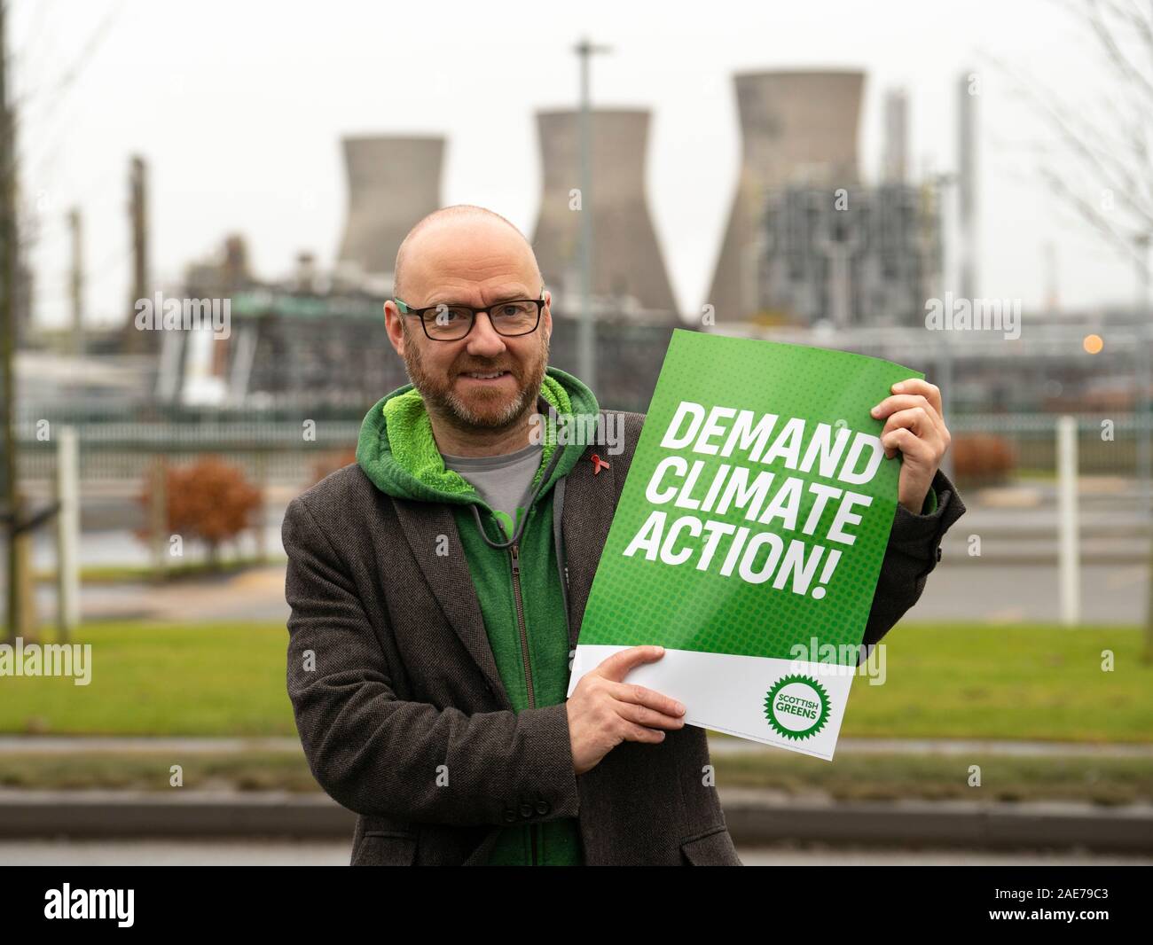 Grangemouth, Scotland, Regno Unito. Il 7 dicembre 2019. Scottish verdi co-leader Patrick Harvie uniti Linlithgow e Oriente Falkirk candidato Gillian Mackay per una dimostrazione al di fuori di INEOS uffici a Grangemouth. La raffineria azionato da INEOS è ScotlandÕs maggiore inquinatore secondo i verdi. La Scottish Verdi chiedono la fine dello scisto importazioni di gas, che portano il gas fracked da noi a Grangemouth. Nella foto, Patrick Harvie. Iain Masterton/Alamy Live News Foto Stock