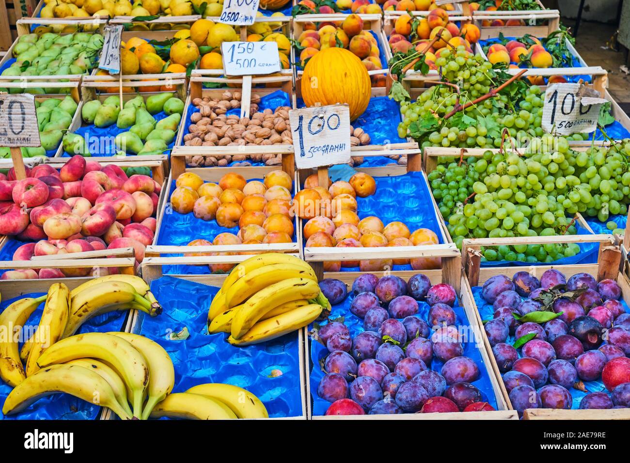 Grande selezione di frutta fresca per la vendita in un mercato di napoli, Italia Foto Stock
