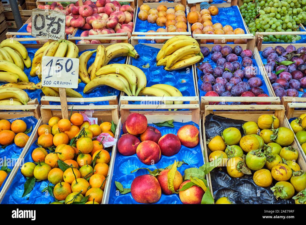 Frutta fresca in cassette di legno per la vendita su un mercato Foto Stock