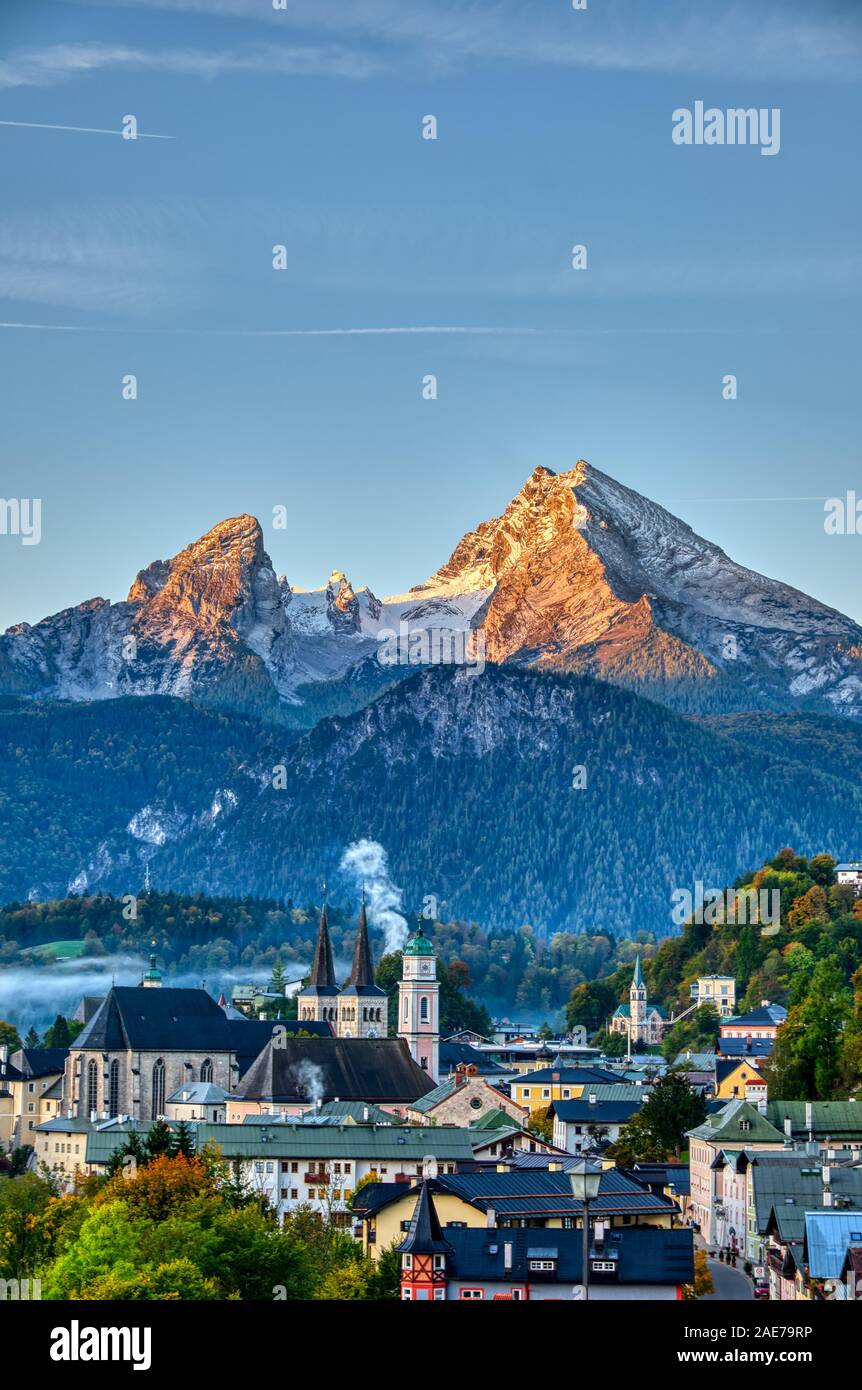Monte Watzmann e la città di Berchtesgaden presto la mattina Foto Stock