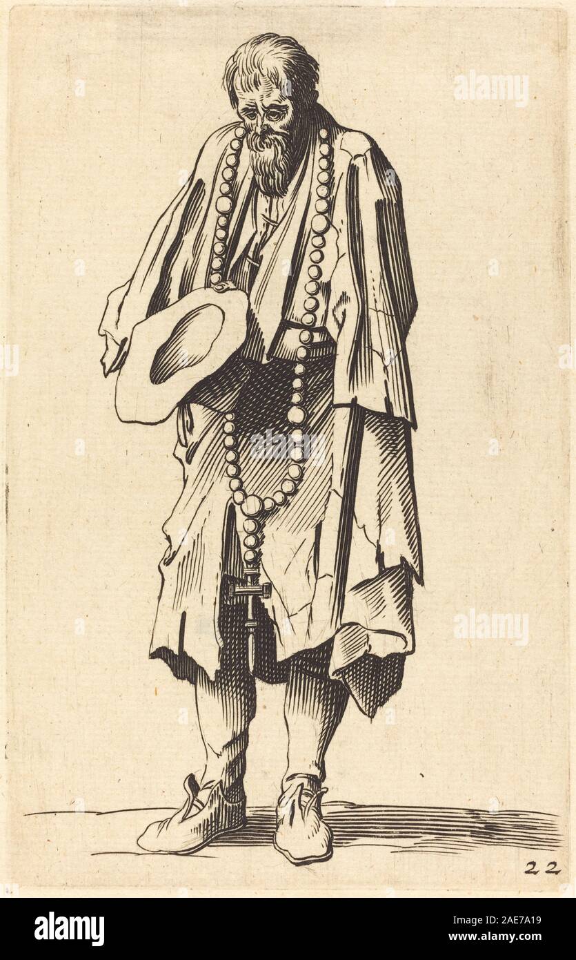 Immagine di un mendicante che regge un rosario, vestito con abiti indossati, in piedi in un ambiente urbano o rurale sparso, che sottolinea la povertà e la devozione. Foto Stock