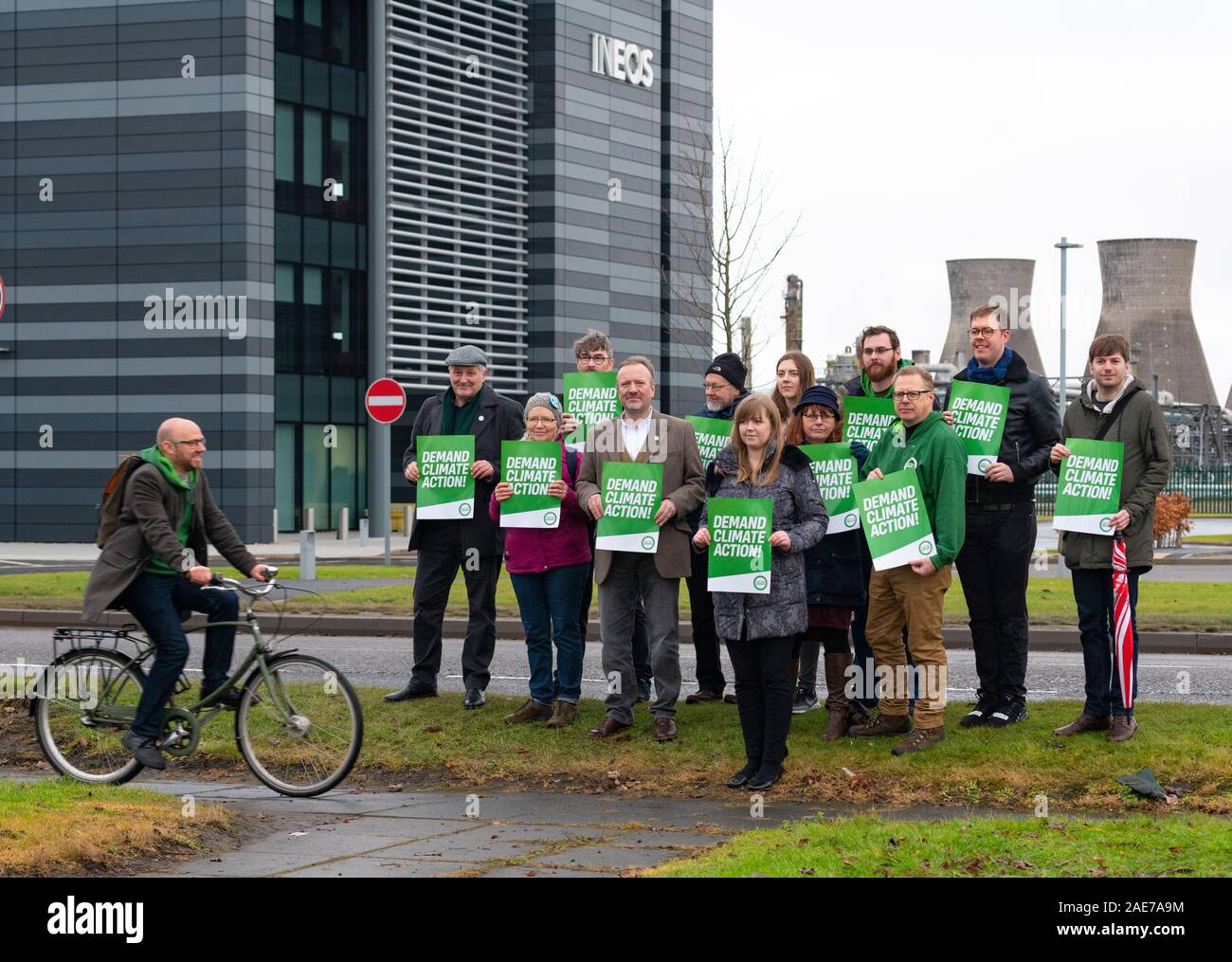 Grangemouth, Scotland, Regno Unito. Il 7 dicembre 2019. Scottish verdi co-leader Patrick Harvie uniti Linlithgow e Oriente Falkirk candidato Gillian Mackay per una dimostrazione al di fuori di INEOS uffici a Grangemouth. La raffineria azionato da INEOS è la Scozia è più grande di chi inquina secondo i verdi. La Scottish Verdi chiedono la fine dello scisto importazioni di gas, che portano il gas fracked da noi a Grangemouth. Iain Masterton/Alamy Live News Foto Stock