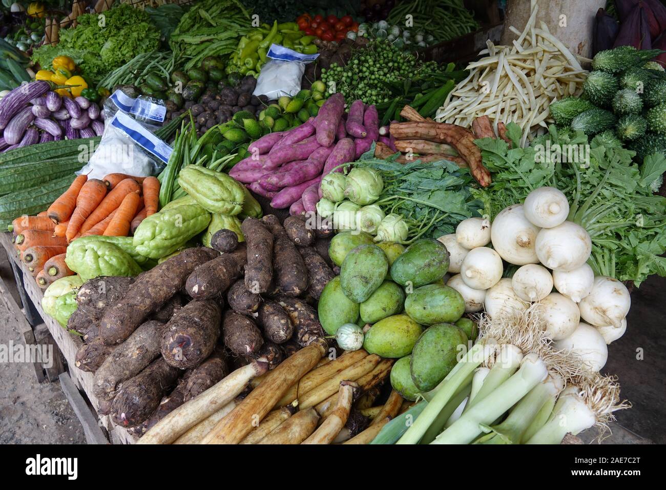 Verdura matura impilati sul contatore a un mercato locale di frutta e verdura nello Sri Lanka Foto Stock