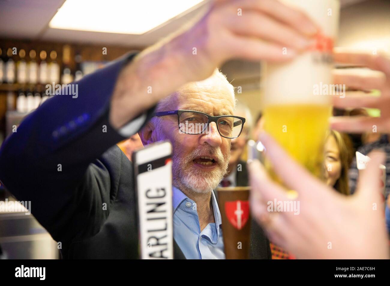 Barry, Wales, Regno Unito. 7 dicembre 2019. Leader laburista Jeremy Corbyn offre una pinta di birra inebriante durante un'elezione generale al rally di Barry Island Sport e Social Club. Credito: Mark Hawkins/Alamy Live News Foto Stock