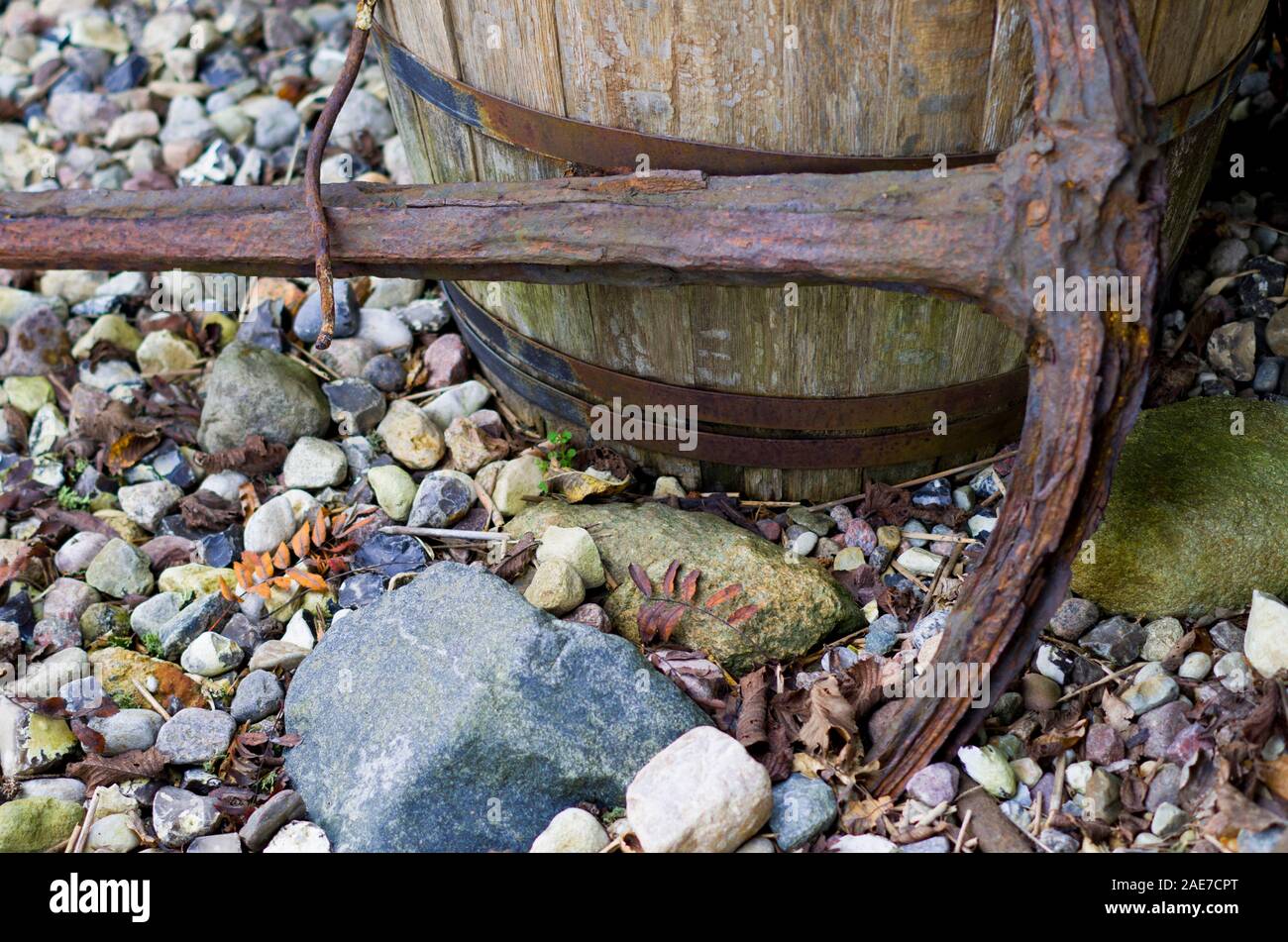 In legno antico serbatoio acqua, secco. In primo piano non è concentrato di rusty ancoraggio sbriciolato. Simbolicamente, la foto mostra la certezza, Foto Stock