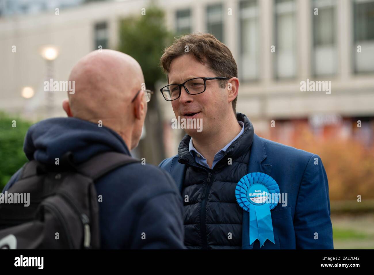 Brentwood Essex REGNO UNITO, 7 dicembre 2019 la campagna elettorale - Alex Burghart, conservatore candidato parlamentare per Brentwood e Ongar sul sentiero di campagna in Brentwood Essex UK Credit Ian DavidsonAlamy Live News Foto Stock