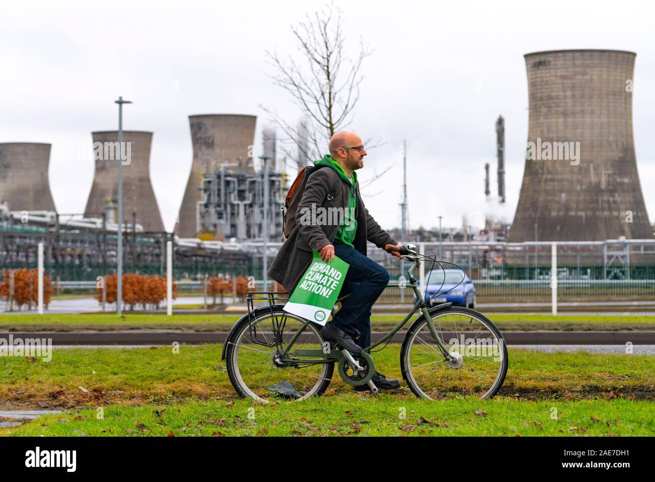 Grangemouth, Scotland, Regno Unito. Il 7 dicembre 2019. Scottish verdi co-leader Patrick Harvie uniti Linlithgow e Oriente Falkirk candidato Gillian Mackay per una dimostrazione al di fuori di INEOS uffici a Grangemouth. La raffineria azionato da INEOS è ScotlandÕs maggiore inquinatore secondo i verdi. La Scottish Verdi chiedono la fine dello scisto importazioni di gas, che portano il gas fracked da noi a Grangemouth. Nella foto, Patrick Harvie. Iain Masterton/Alamy Live News Foto Stock