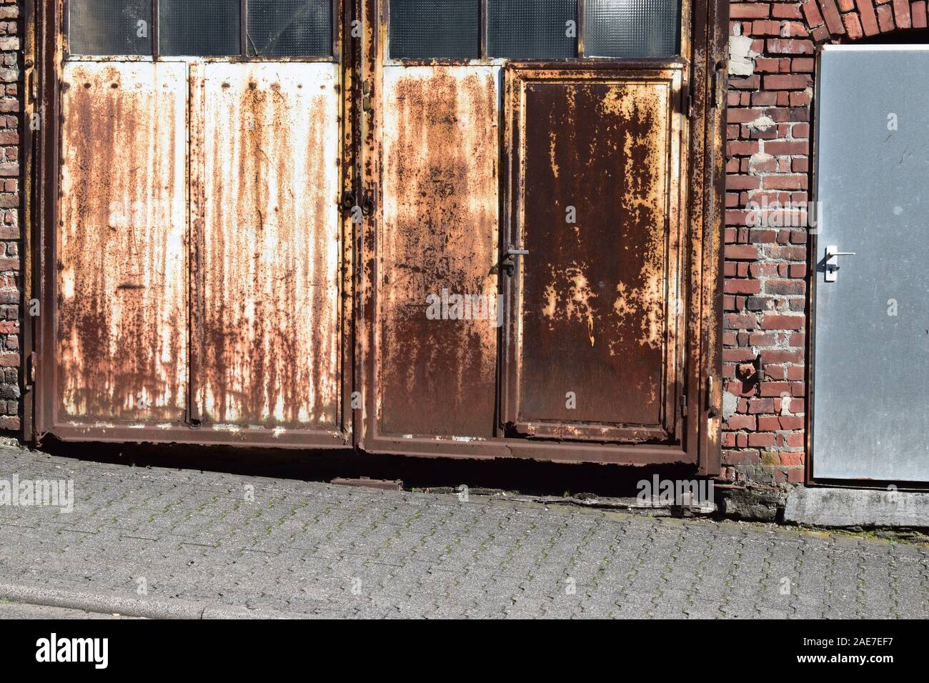 Rusty porta in fabbrica Foto Stock