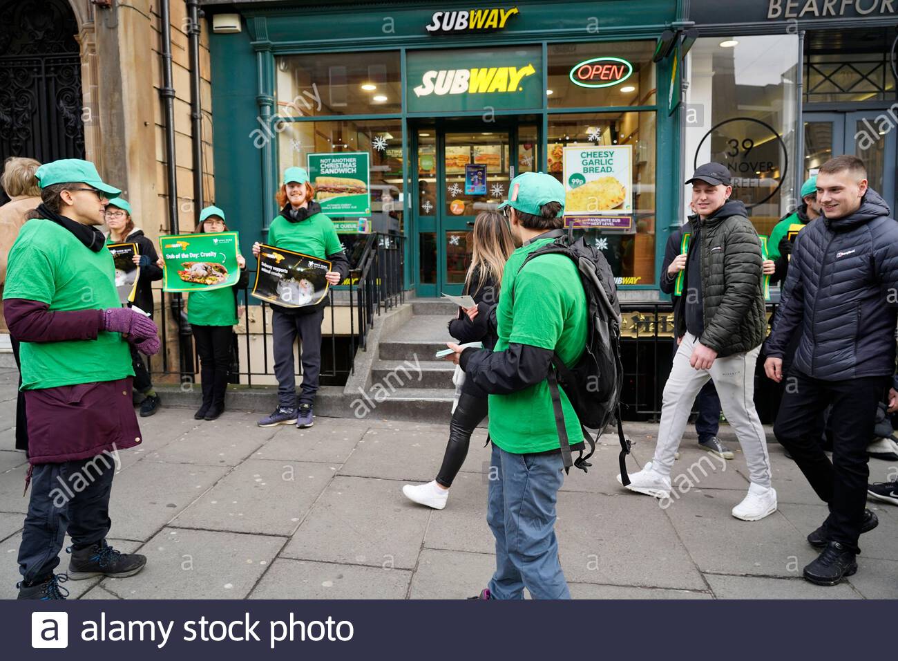 Edimburgo, Scozia, Regno Unito. 7 Dic 2019. Protesta al di fuori alla metropolitana ristorante della catena in Hanover Street, protesta crudeltà di pollo!. Diritti degli animali Gruppo Aperto gabbie di protestare pacificamente un grande ristorante nel Regno Unito per la crudeltà su di polli. Street pubblicità e distribuire volantini agli acquirenti su un occupato Hanover Street. Credito: Craig Brown/Alamy Live News Foto Stock