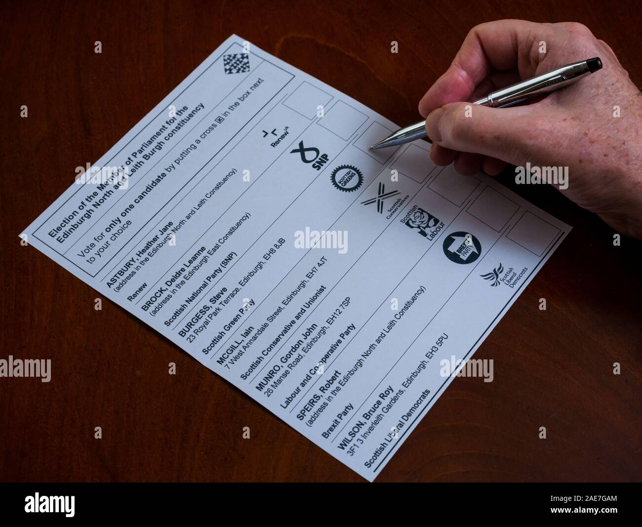 Uomo di voto per scozzese del partito dei Verdi candidato Steven Burgess sul voto postale in generale elezione 2019 in Edinburgo Leith circoscrizione elettorale, la Scozia, Regno Unito Foto Stock