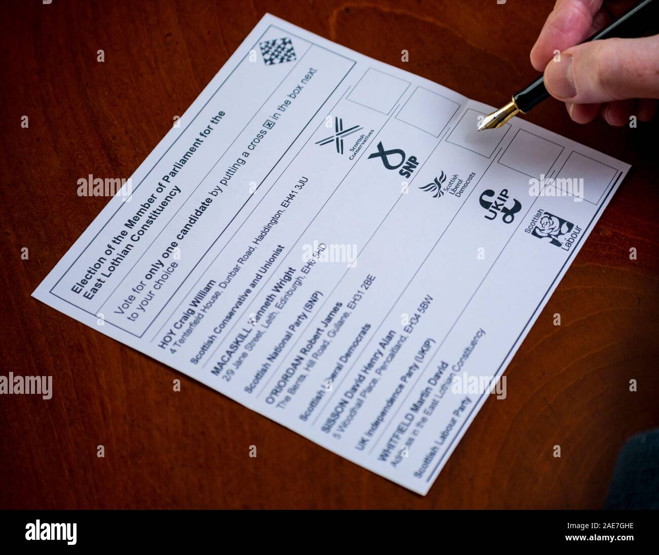 Uomo con penna di fontana sul voto postale carta scrutinio in generale elezione 2019 in East Lothian circoscrizione elettorale, la Scozia, Regno Unito Foto Stock