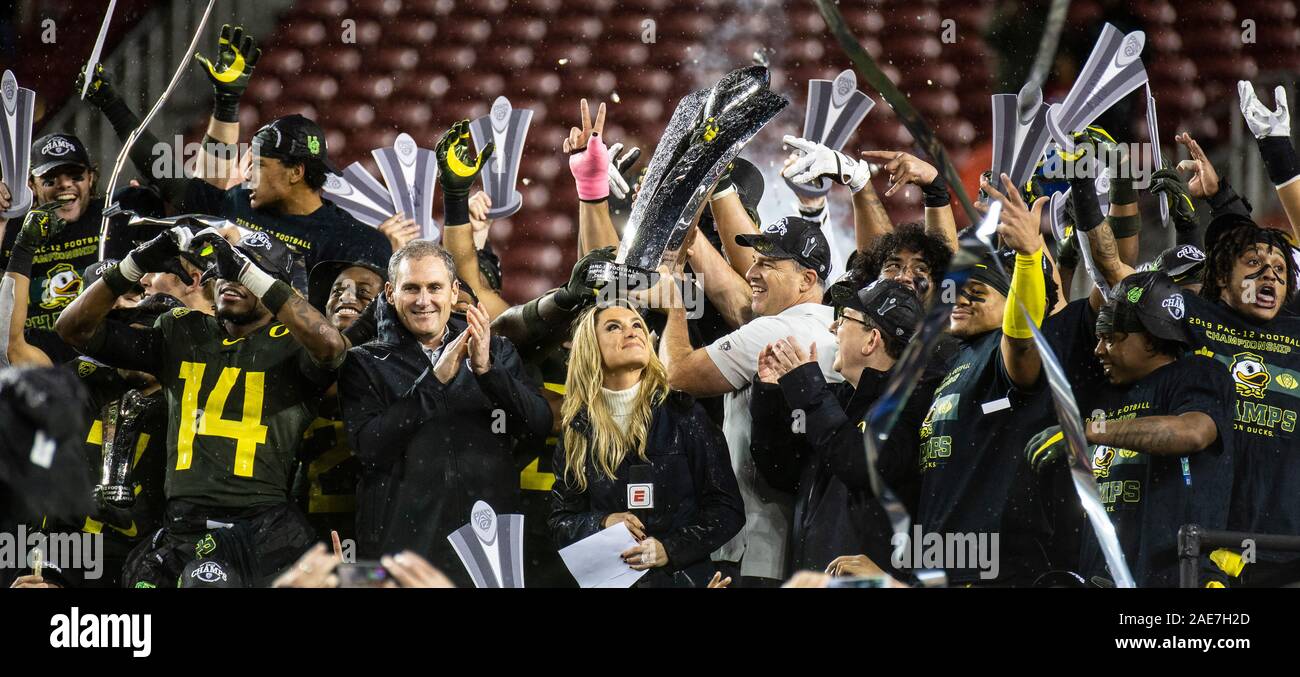 Dic 06 2019 Santa Clara, CA U.S.A. University of Oregon team football, head coach Marico Cristobal e PAC 12 commissario Larry Scott celebrare la PAC12 Campionato di calcio vincere tra Oregon Ducks e lo Utah Utes 37-15 vincere a Levi Stadium di Santa Clara in California Thurman James/CSM Foto Stock