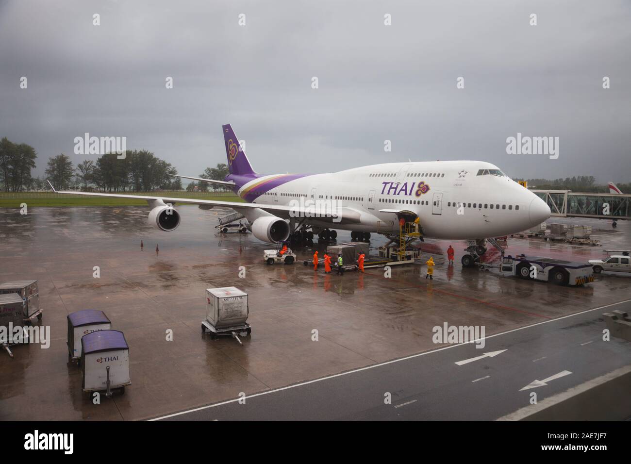 Un Thai Airways Boeing 747 caricando i passeggeri all'aeroporto di Phuket, Tailandia Foto Stock