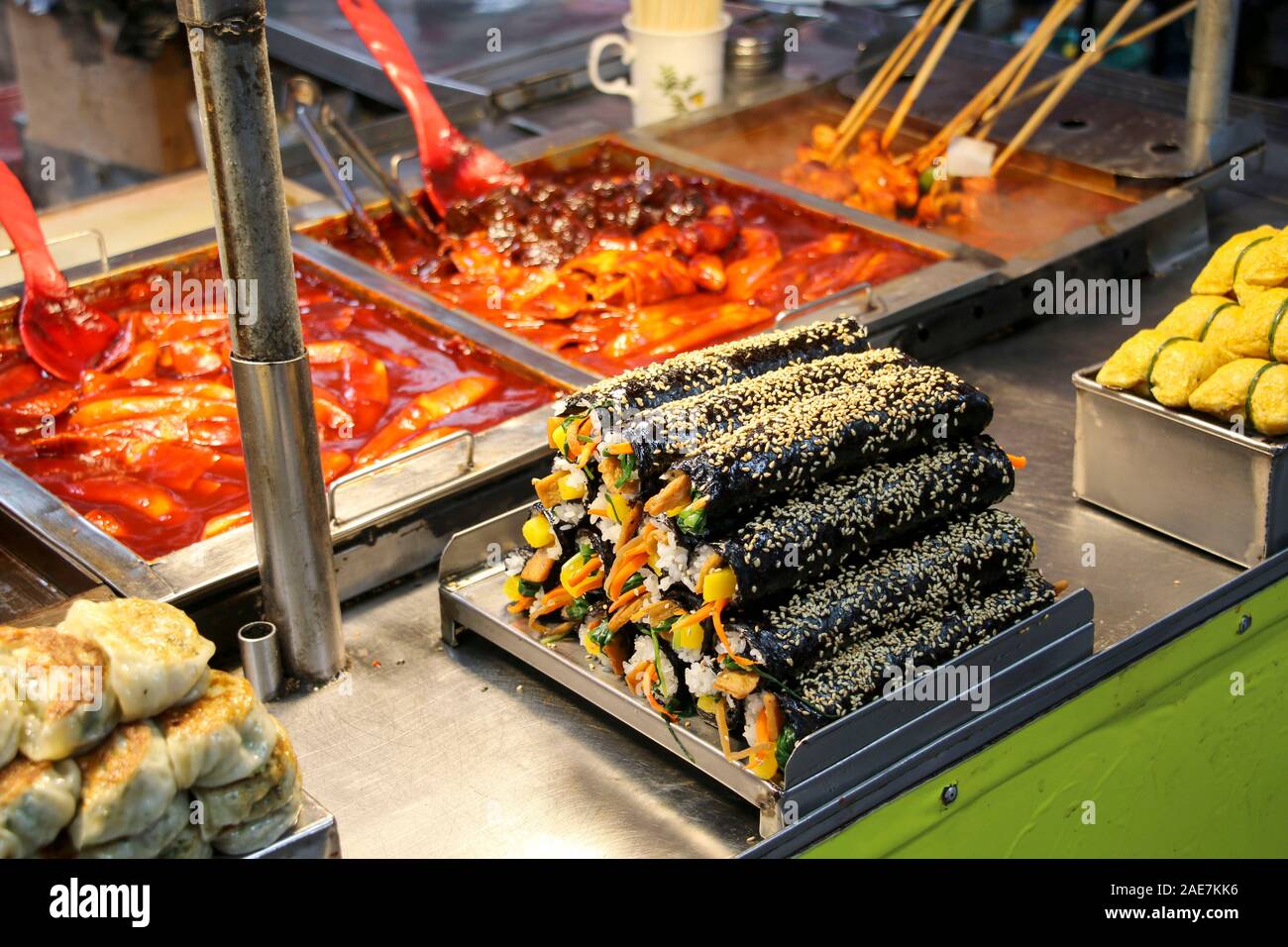 Gimbab, coreano street cibo fatto dal riso al vapore e vari altri ingredienti e laminati in alghe secche in vendita in Busan, Corea del Sud. Simile a Japane Foto Stock