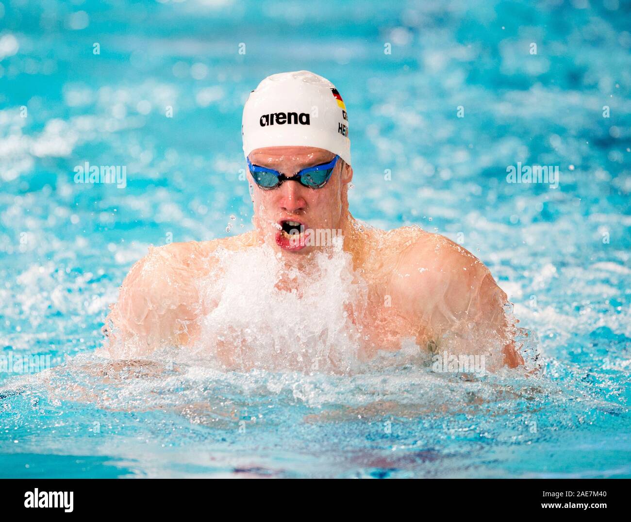 La Germania Philip Heintz concorrenti negli uomini della 100m singoli Medley riscalda durante il giorno tre del Parlamento breve corso di nuoto campionati a Tollcross International centro nuoto, Glasgow. Foto Stock