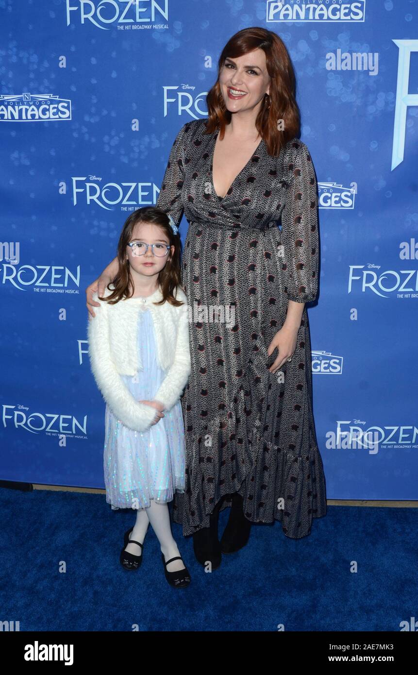 HOLLYWOOD, CA - 06 dicembre: Sara Rue al la premiere di 'Frozen' all'Hollywood al Pantages Theatre sul dicembre 06, 2019 in Hollywood, la California. Credito: David Edwards/MediaPunch Foto Stock