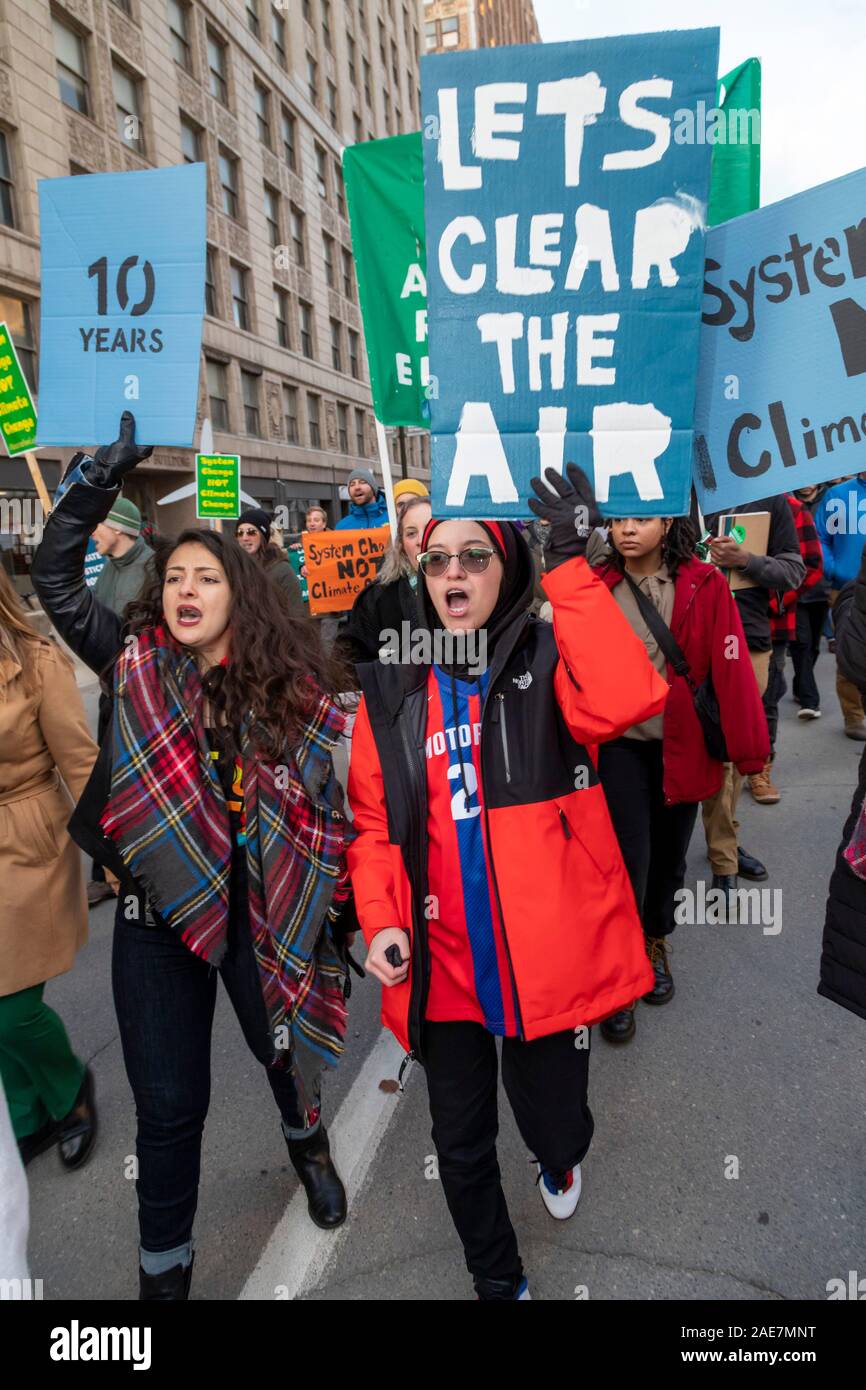 Detroit, Michigan - Climiate manifestanti hanno assalito DTE Energy la richiesta dell'escursione a tassi di elettricità per pagare di più impianti a combustibile fossile. Esse hanno chiesto il Mic Foto Stock