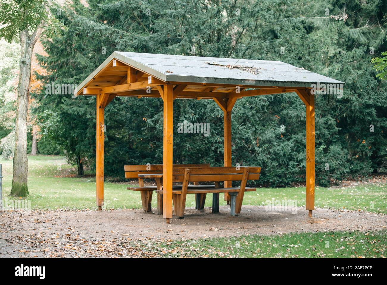 Oggetto area con posti a sedere. Gazebo, pergola in parchi e giardini - rilassarsi e distendersi. Gazebo in legno nel parco Foto Stock Oggetto area con posti a sedere. Gazebo, pergola in parchi e giardini - rilassarsi e distendersi. Gazebo in legno nel parco Foto Stock