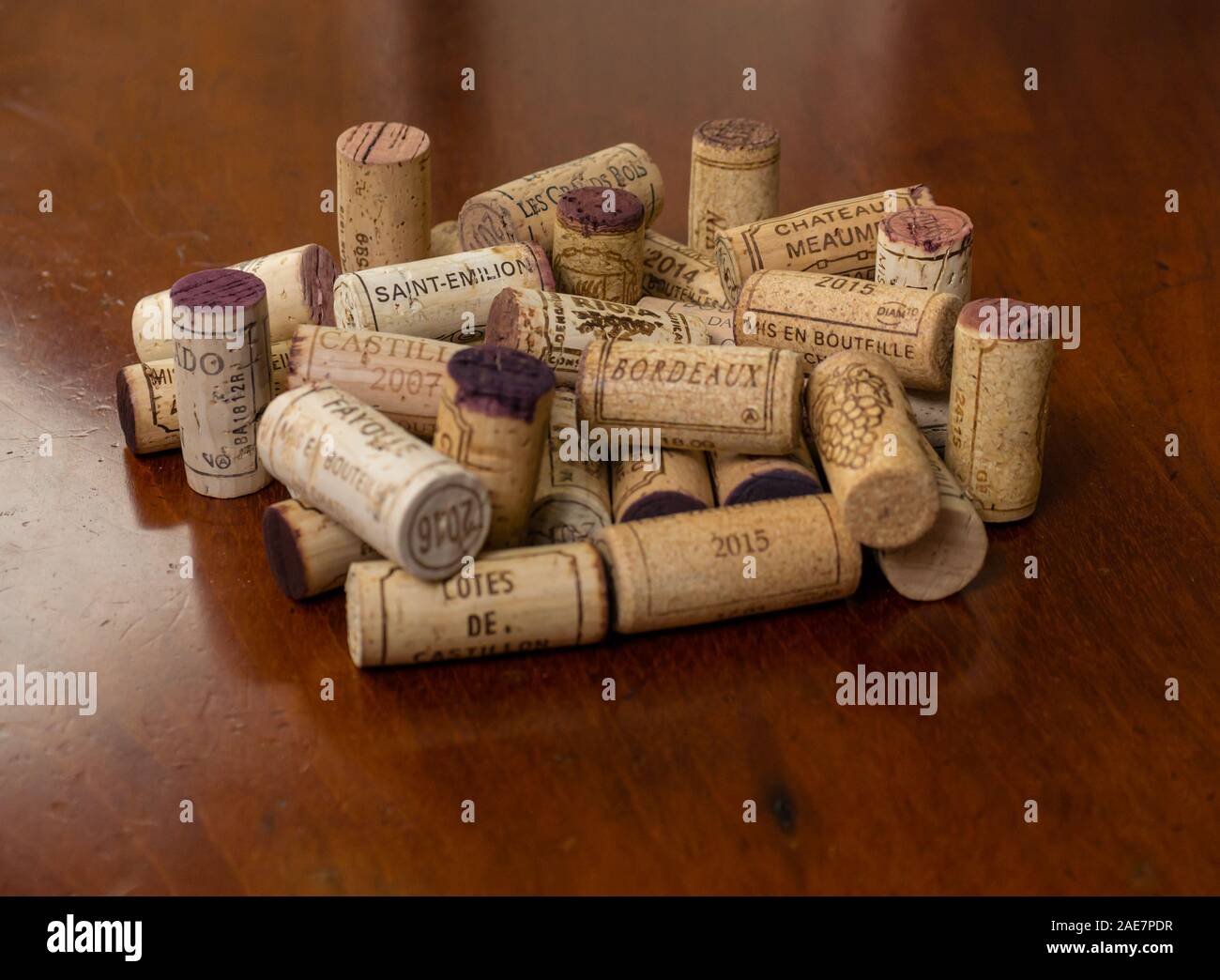 Collezione di bottiglie di vino da tappi di sughero di qualità vini rossi inclusi St Emilion, Rioja, Chateau Meaume, Bordeaux, Fayolle Foto Stock