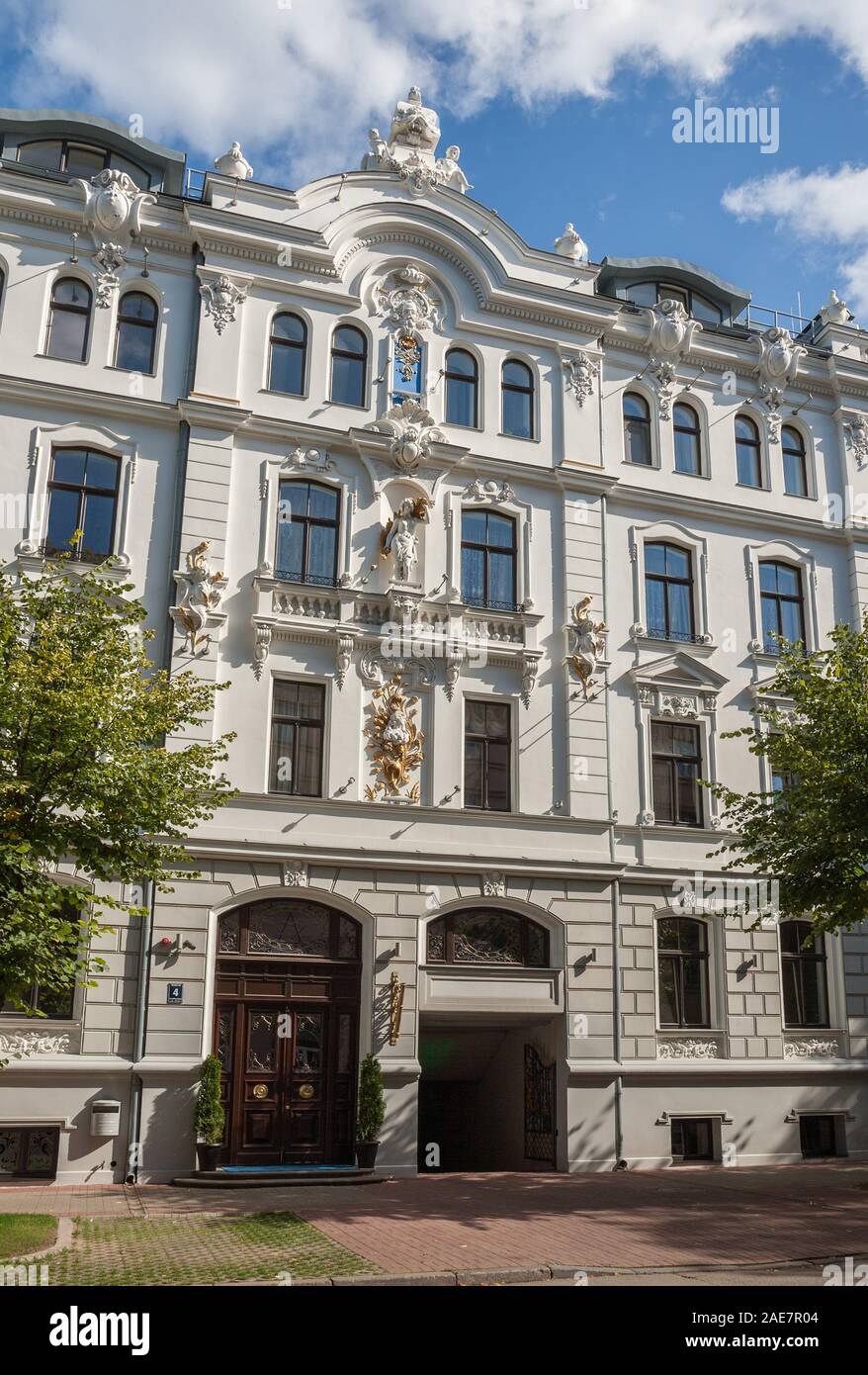 Riga Art Nouveau (Jugendstil), splendida Mansion, decorate con stucchi e statue di donne su Ausekla street (Ausekla iela), 4 Foto Stock