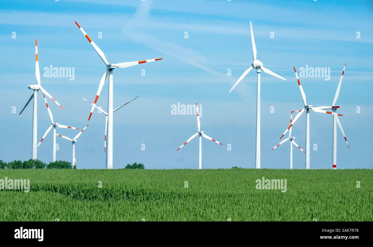 Molte turbine eoliche nella centrale agricola e campo di grano nella Sassonia-Anhalt rurale Germania Foto Stock