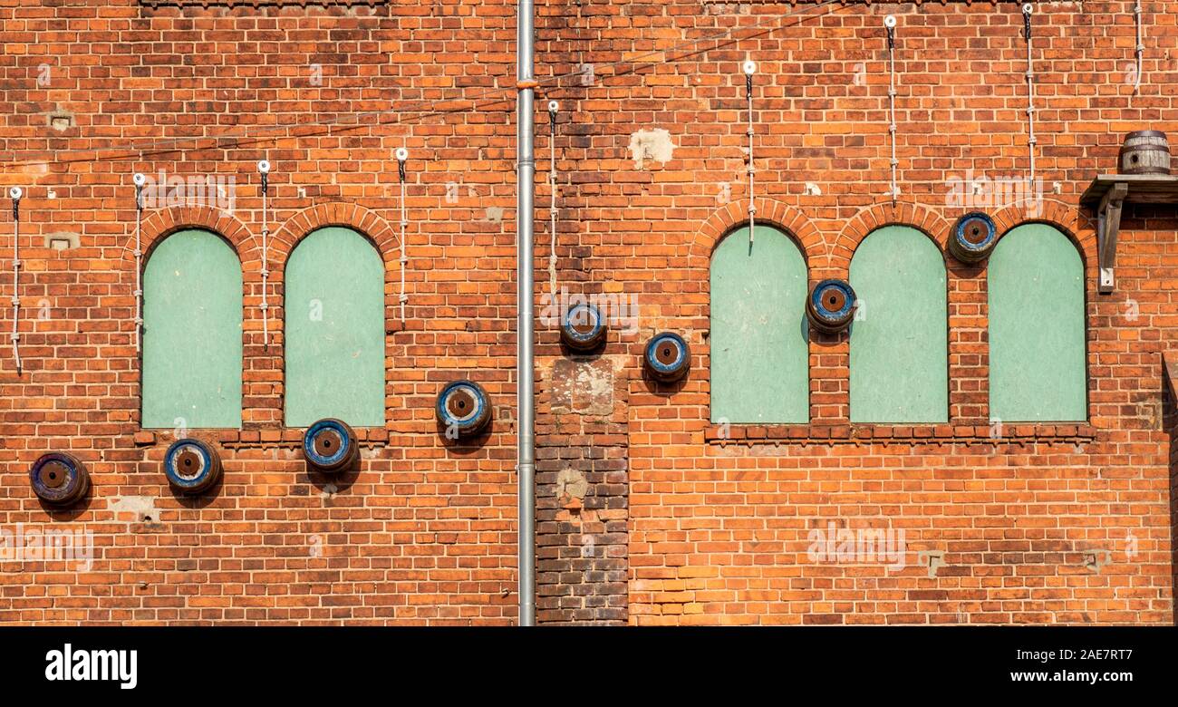Modelli astratti sulle pareti di mattoni rossi dell'ex fabbrica si sono risviluppati come ristorante di birreria dell'hotel e sede di concerti a Wittenberge Brandenburg Germania. Foto Stock