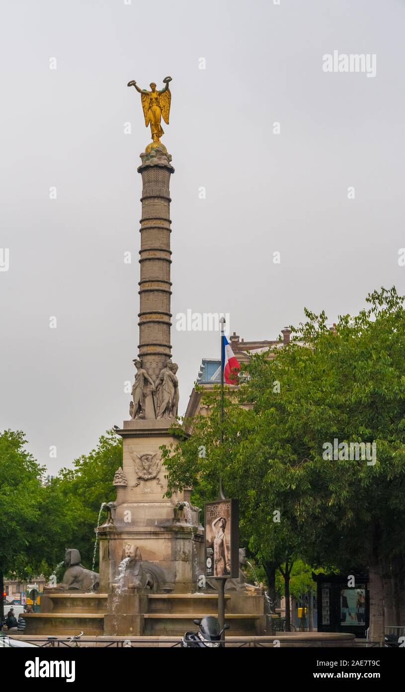 La piena visualizzazione verticale di la Fontaine du Palmier o Fontaine de la Victoire, una fontana monumentale costruito nel corso di Napoleone regnare, situato in Place du... Foto Stock