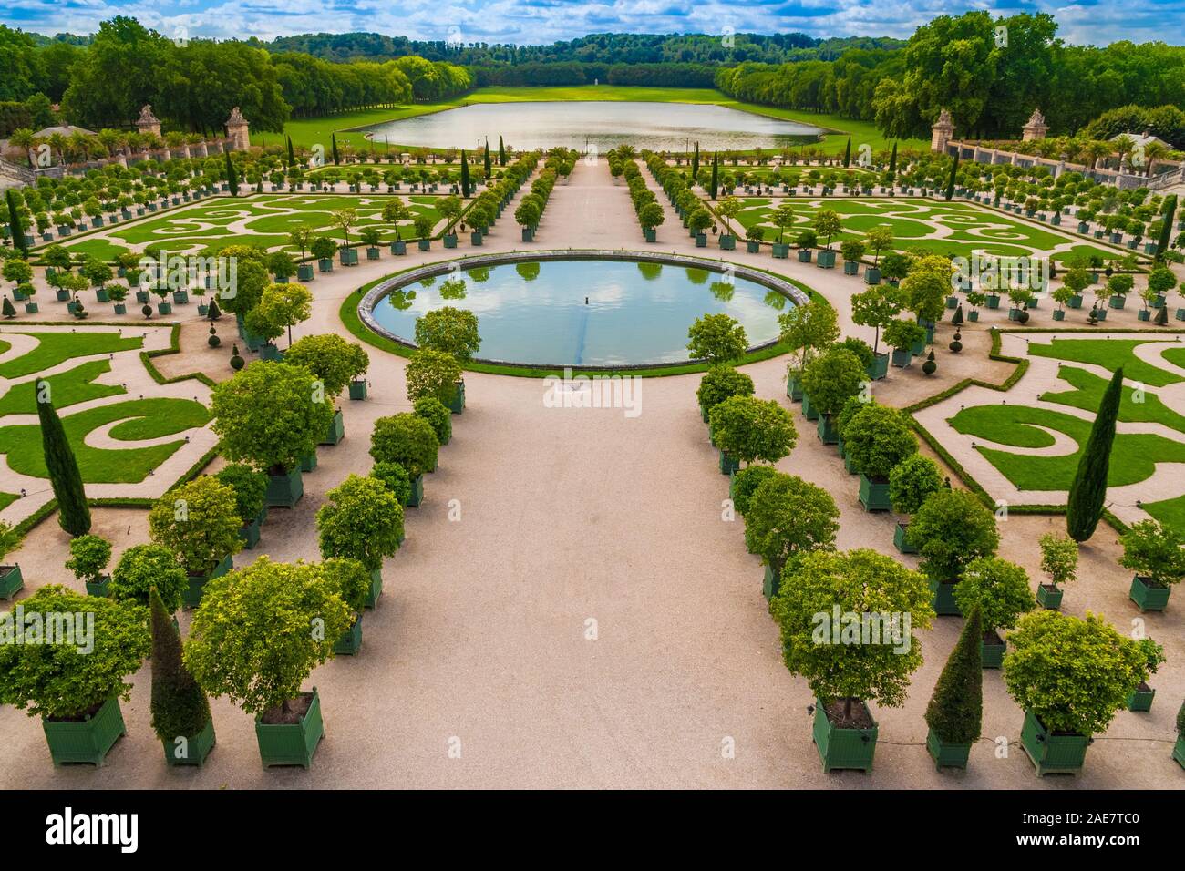 Bellissima vista aerea del bel parterre Orangery nei giardini di Versailles. Esso è costituito da quattro sezioni di erba, una piscina circolare, alberi di arancio,... Foto Stock