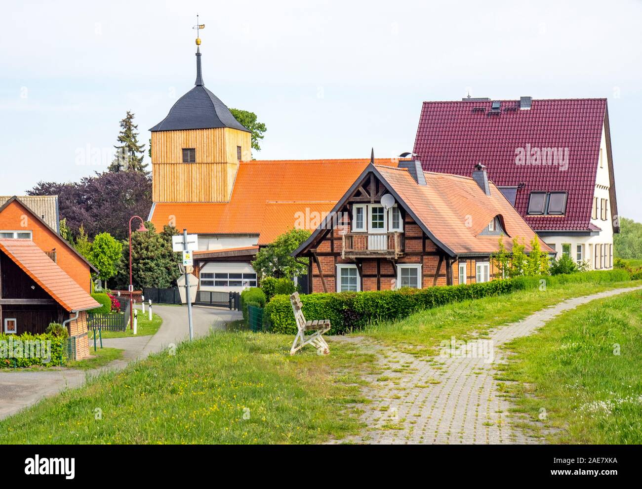 Percorso ciclabile Elbe attraverso il villaggio di Wahrenberg Sassonia-Anhalt Germania Foto Stock