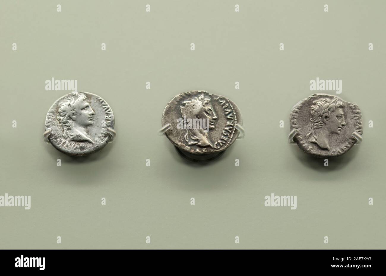 Merida, Spagna - Agosto 25th, 2018: Ottavio Augusto Imperatore Romano monete d'argento. Museo Nazionale di Arte Romana di Merida, Spagna Foto Stock