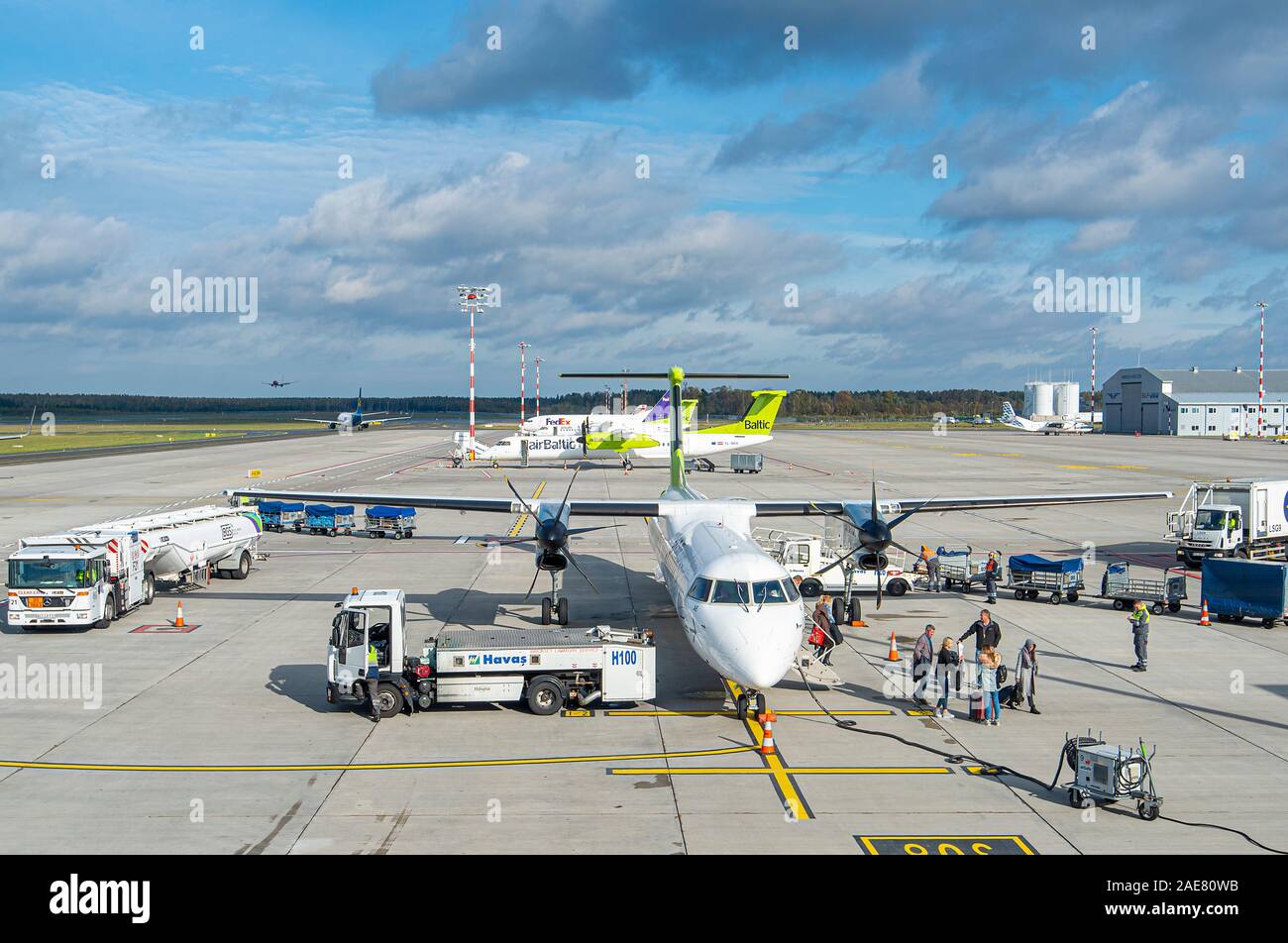 Riga - OTT 10: Aereo con Passeggeri all'aeroporto di riga il 10 ottobre. 2017 in Lettonia Foto Stock