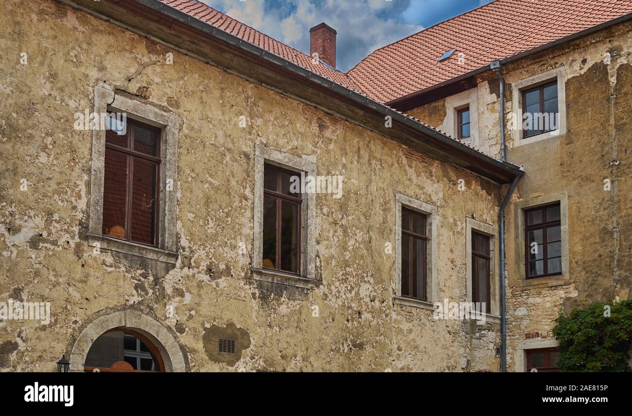 La parte superiore della facciata a spiovente di un vecchio maniero Foto Stock