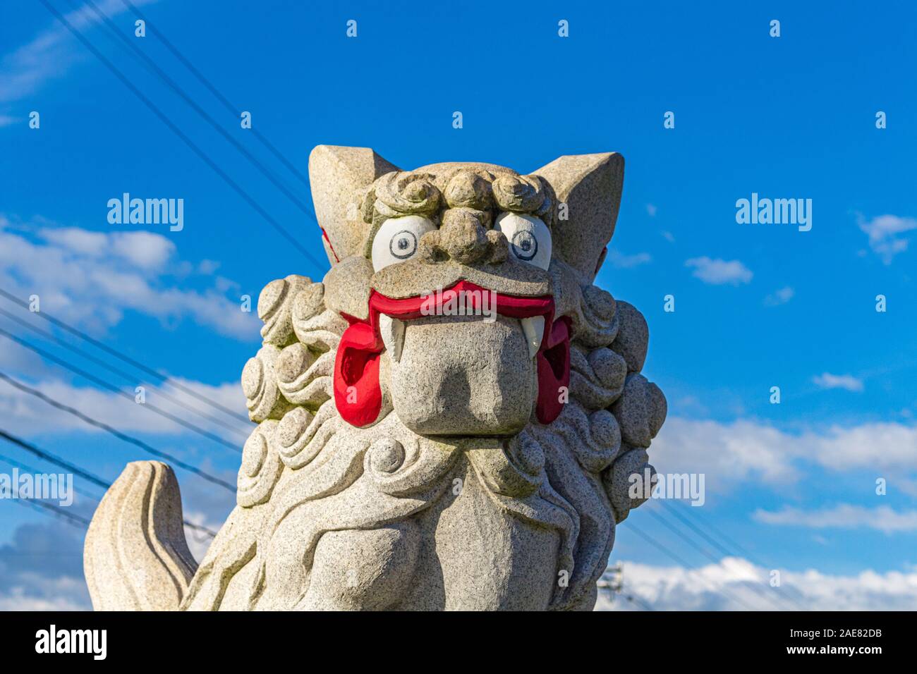 Lion-dog, o komainu, a Mikawa,Giappone. Queste statue tradizionali sono visti in coppie nella maggior parte dei santuari e sono destinate ad allontanare gli spiriti maligni. Foto Stock