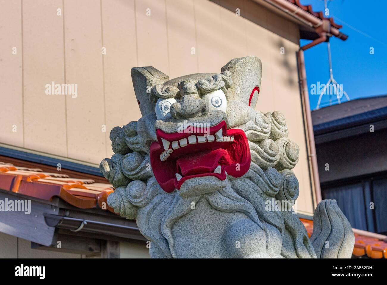 Lion-dog, o komainu, a Mikawa,Giappone. Queste statue tradizionali sono visti in coppie nella maggior parte dei santuari e sono destinate ad allontanare gli spiriti maligni. Foto Stock