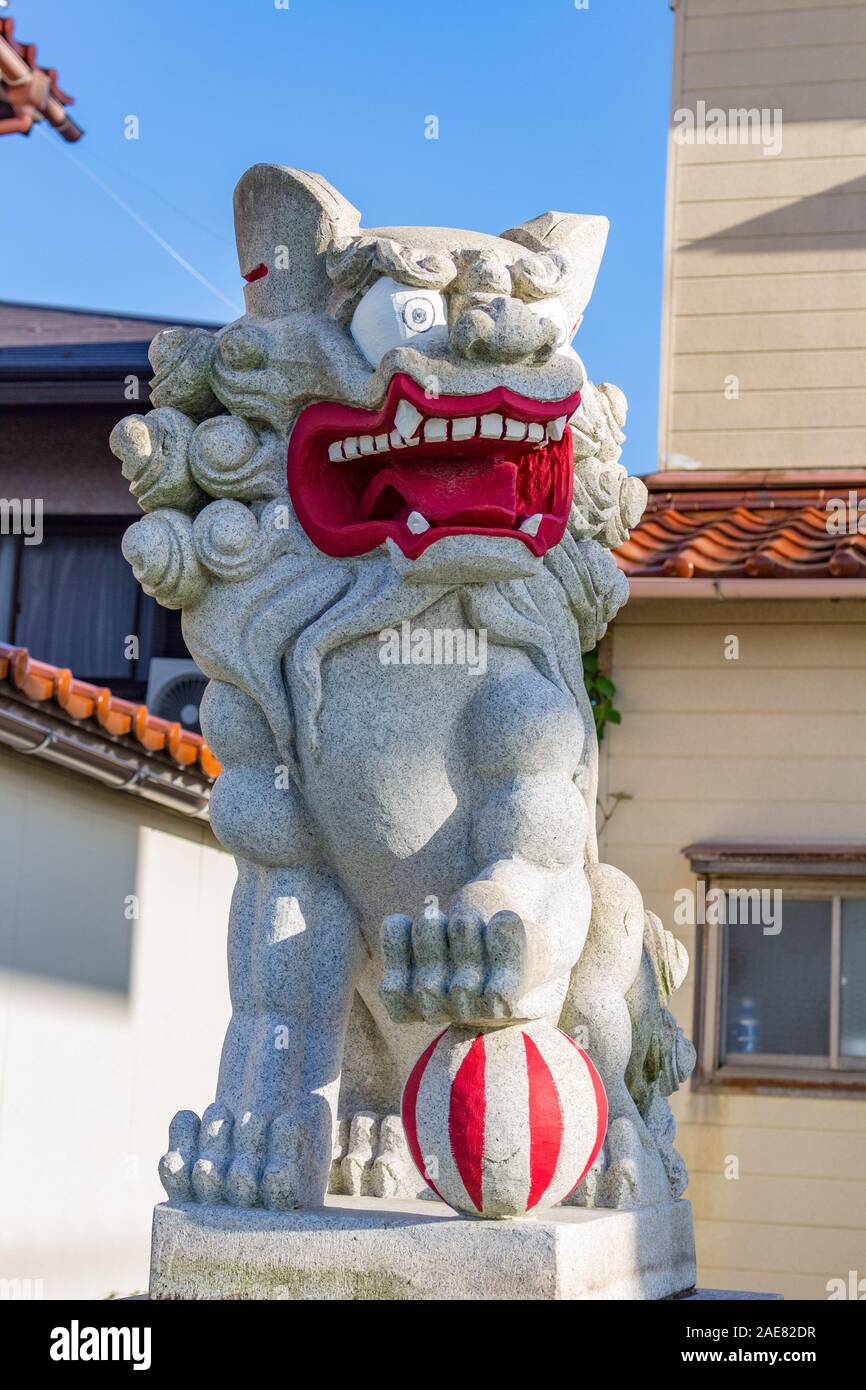 Lion-dog, o komainu, a Mikawa,Giappone. Queste statue tradizionali sono visti in coppie nella maggior parte dei santuari e sono destinate ad allontanare gli spiriti maligni. Foto Stock