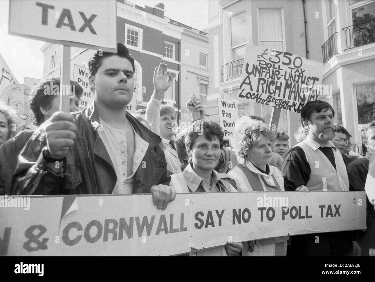 Sondaggio protesta fiscale attraverso Plymouth, da Plymouth Hoe attraverso il centro della città per la casa del Consiglio. Migliaia hanno partecipato tra cui Peter Telford, Brexit Foto Stock