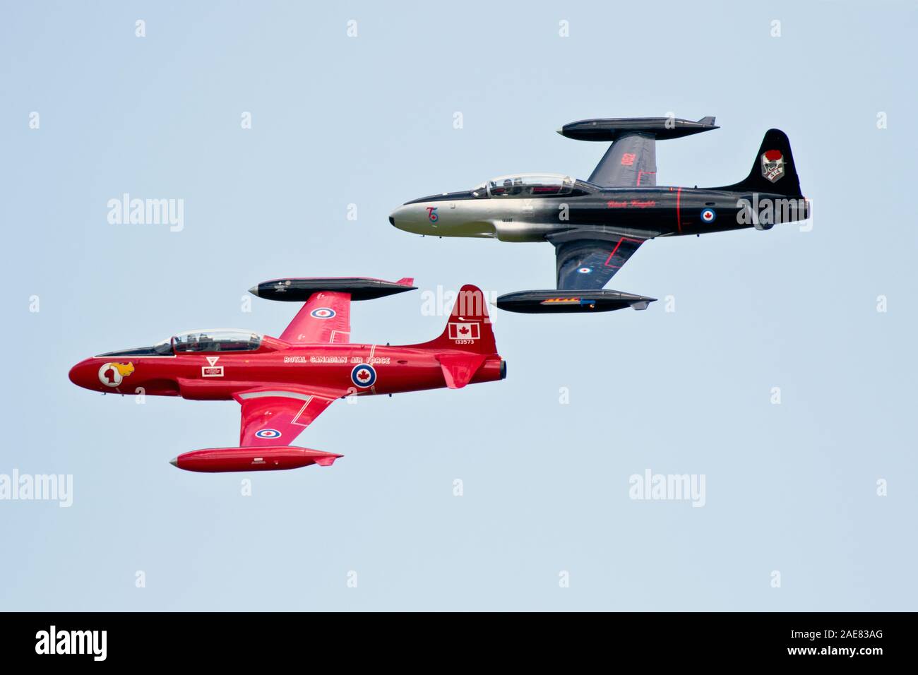 Una coppia di Canadair CT-133s eseguire un volare oltre a Airshow di Londra nel 2019. Foto Stock