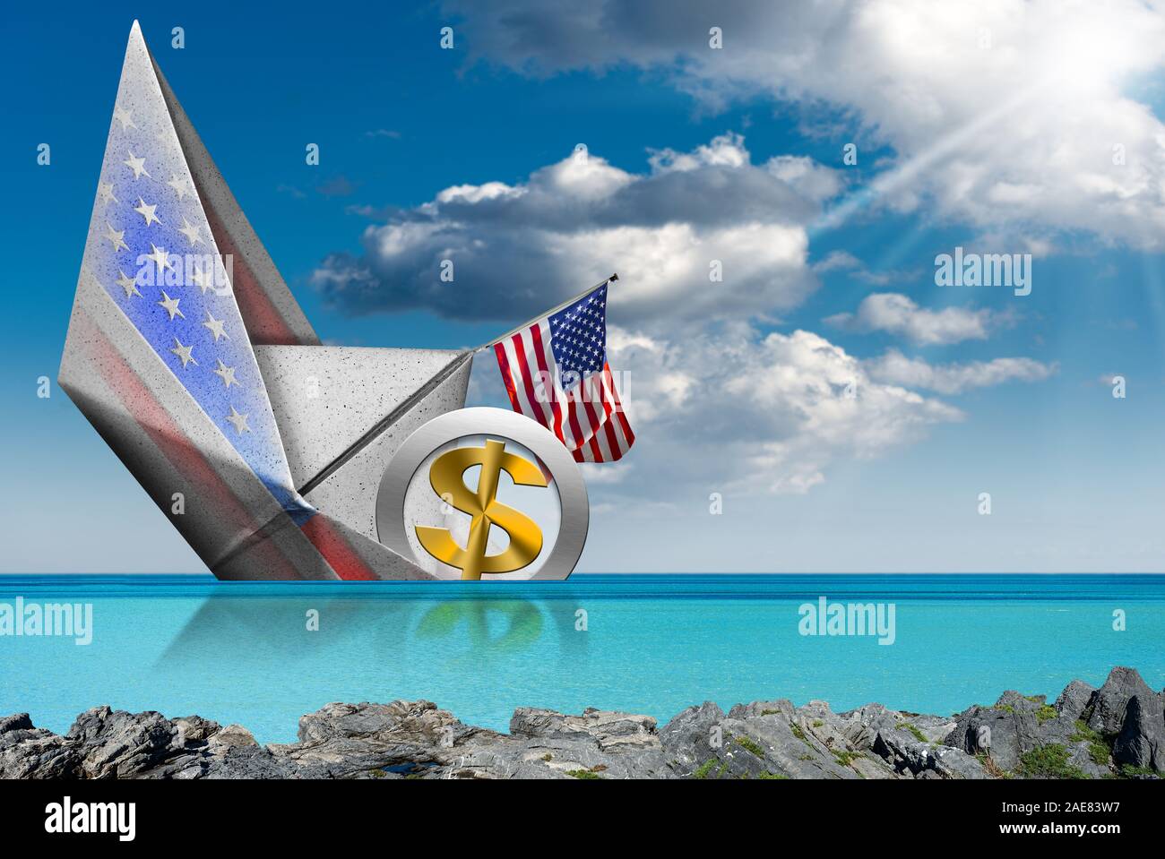 US Dollar simbolo, naufragio a bordo di una barca di carta con gli Stati Uniti d'America bandiera, in un mare turchese con il blu del cielo. Concetto di recessione Foto Stock