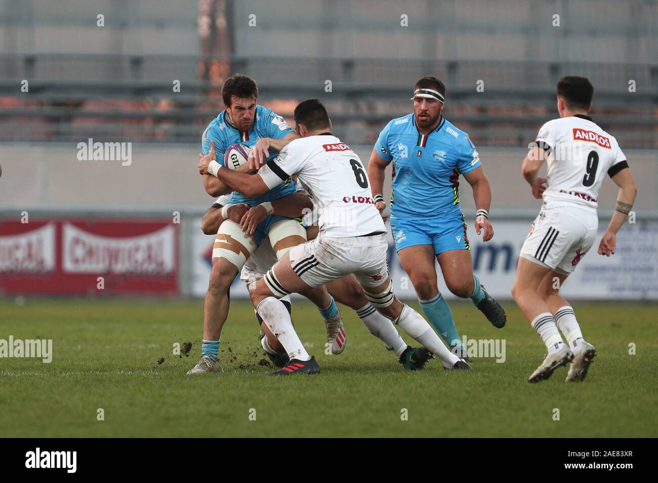 Calvisano, Italia, 07 dic 2019, Enrico lucchin (zebre) difende la sfera durante Zebre Rugby vs Brive - Rugby Challenge Cup - Credito: LPS/Massimiliano Carnabuci/Alamy Live News Foto Stock