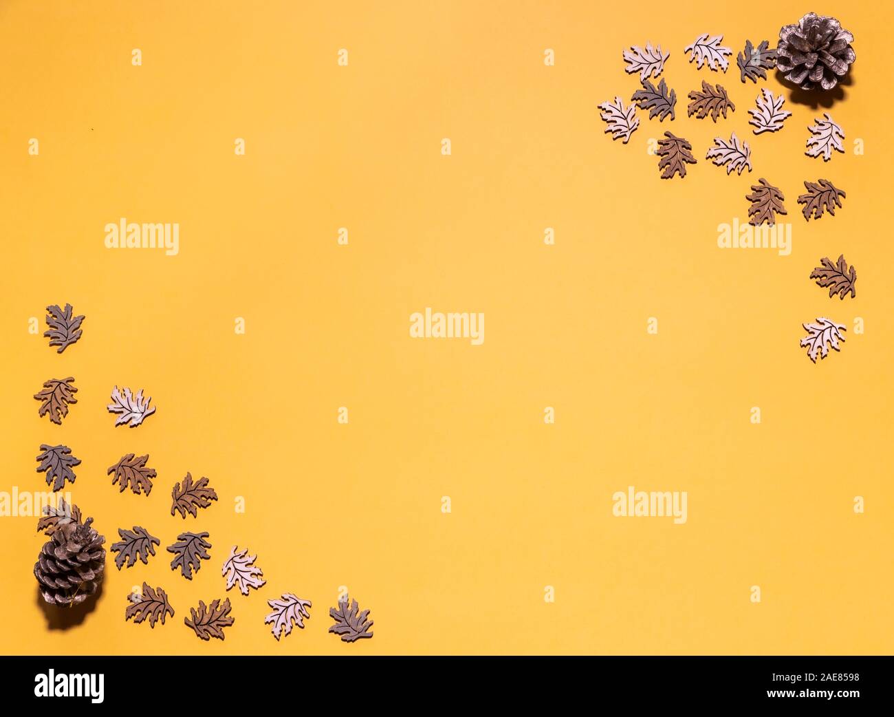 Composizione d'autunno. Foglie secche e pigne. Autumn Fall bacground. Foto Stock
