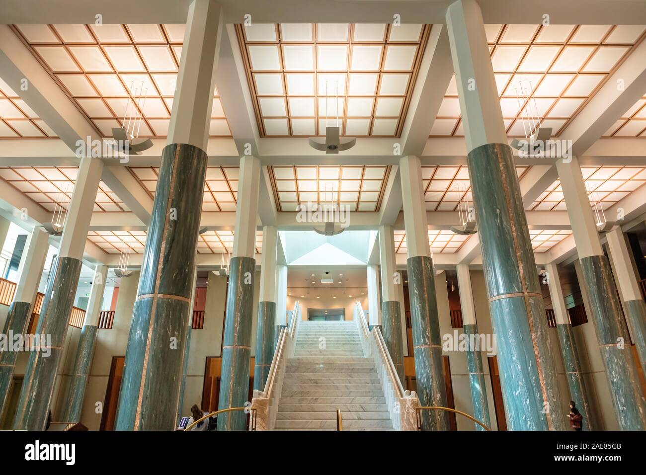 All'interno dell'entrata in marmo foyer e la scala della Casa del Parlamento a Canberra, Australia. Foto Stock