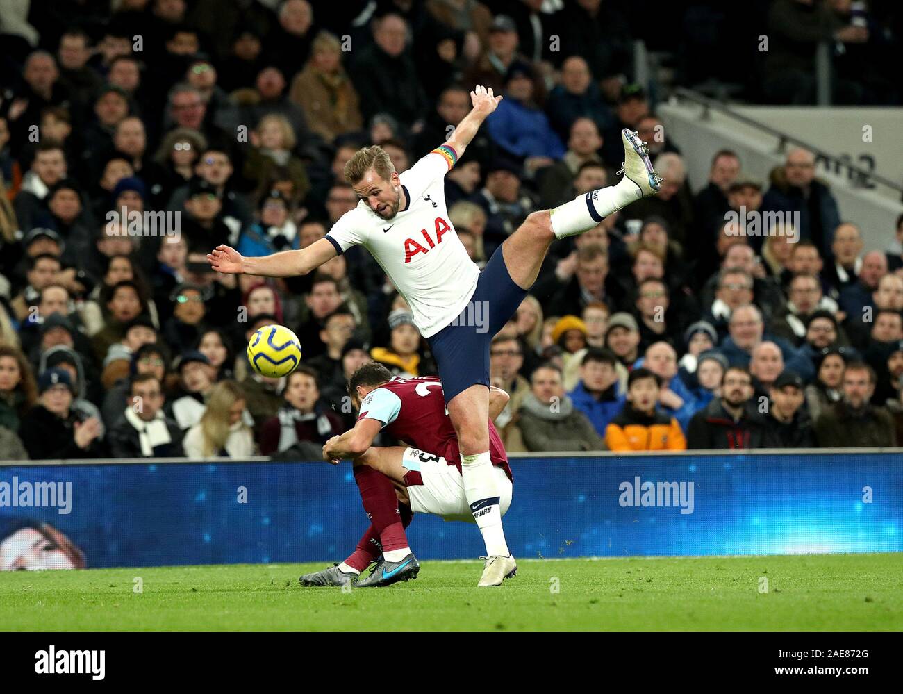 Tottenham Hotspur Harry Kane (destra) e Burnley's Erik Pieters (sinistra) battaglia per la palla durante il match di Premier League a Tottenham Hotspur Stadium, Londra. Foto Stock